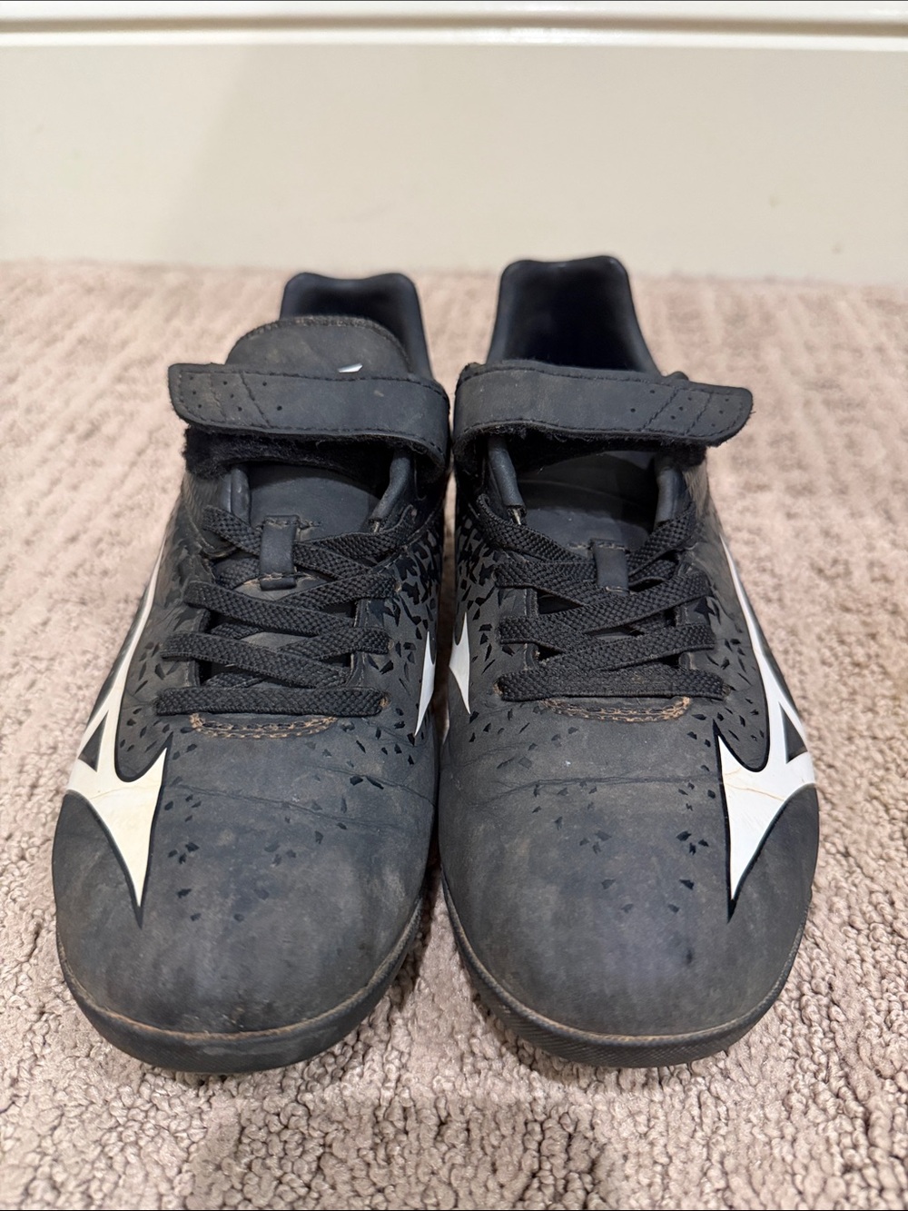 Mizuno: Youths Black baseball Cleats with White Accent